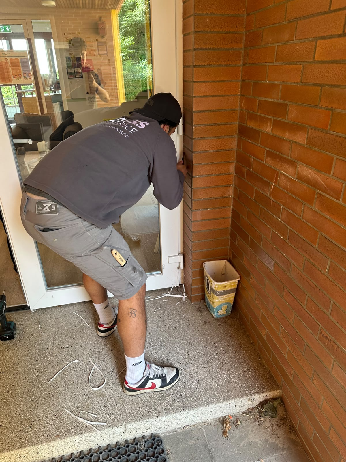 WRS Bauservice Mitarbeiter bei der fachgerechten Tür- und Fenstermontage in Iserlohn